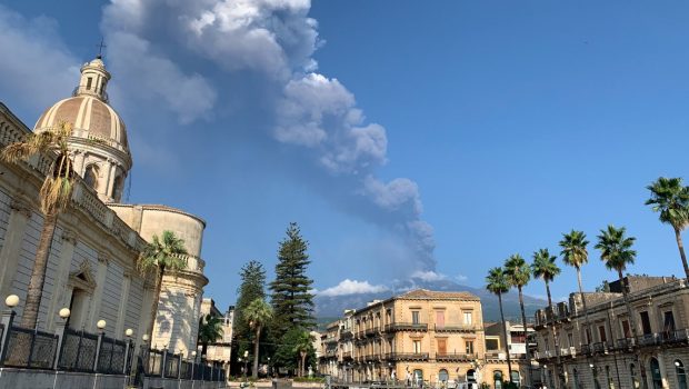 Ιταλία: Βρυχάται ξανά η Αίτνα - Κλειστό το αεροδρόμιο της Κατάνιας