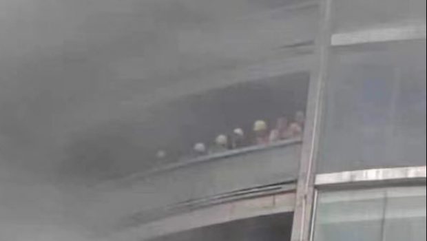 Κίνα: Φωτιά σε εμπορικό κέντρο, υπάρχουν παγιδευμένοι - Συγκλονιστικά βίντεο