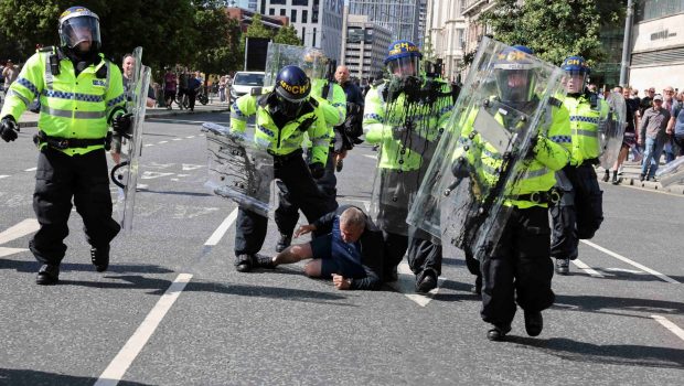 Βρετανία: Τουλάχιστον 90 συλλήψεις στις αντιμεταναστευτικές διαδηλώσεις με αφορμή την επίθεση στο Σάουθπορτ