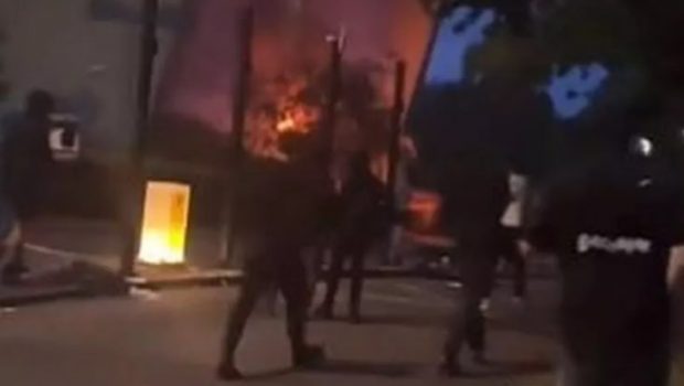 Επεισόδια στη Βρετανία: Φασίστες βάζουν φωτιά σε κτίριο με πρόσφυγες