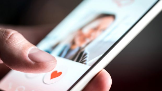 Dating apps: Ήρθε το τέλος τους; Γιατί οι νέοι εγκαταλείπουν τις εφαρμογές γνωριμιών