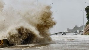 Τυφώνας Χέλεν: Πλησιάζει με ανέμους ως και 215 χιλιομέτρων ανά ώρα