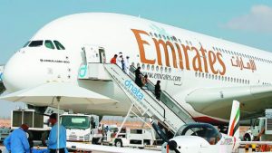 Emirates Airlines: Απαγορεύει βομβητές και φορητούς ασύρματους στις πτήσεις της